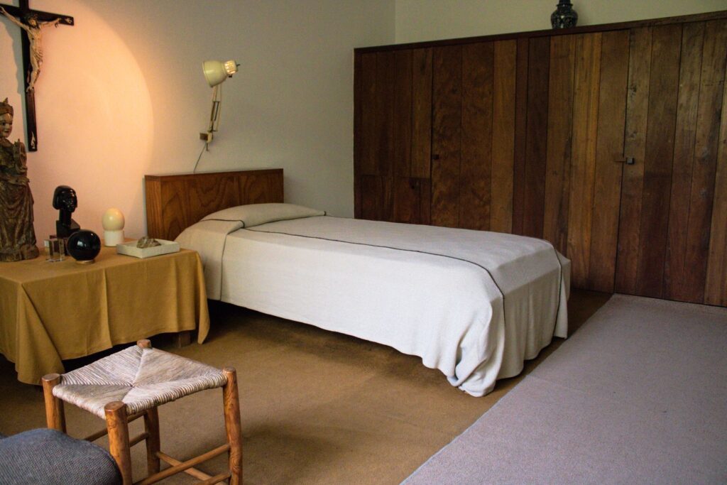Chambre élégante repeinte