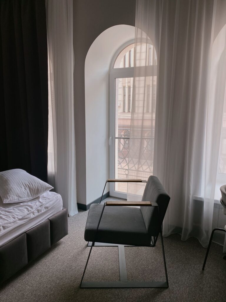 Chambre minimaliste repeinte