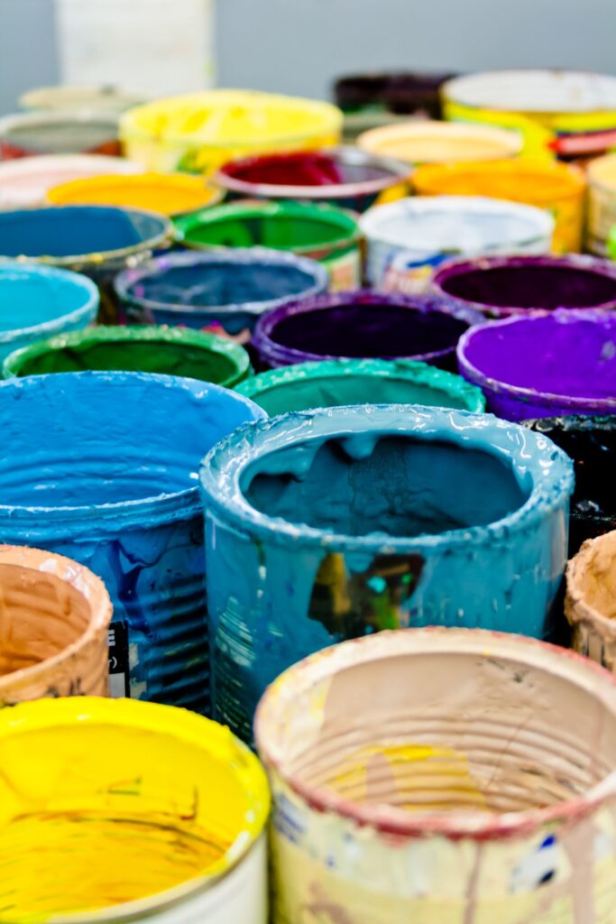 Conseil couleur : pots de peinture colorés
