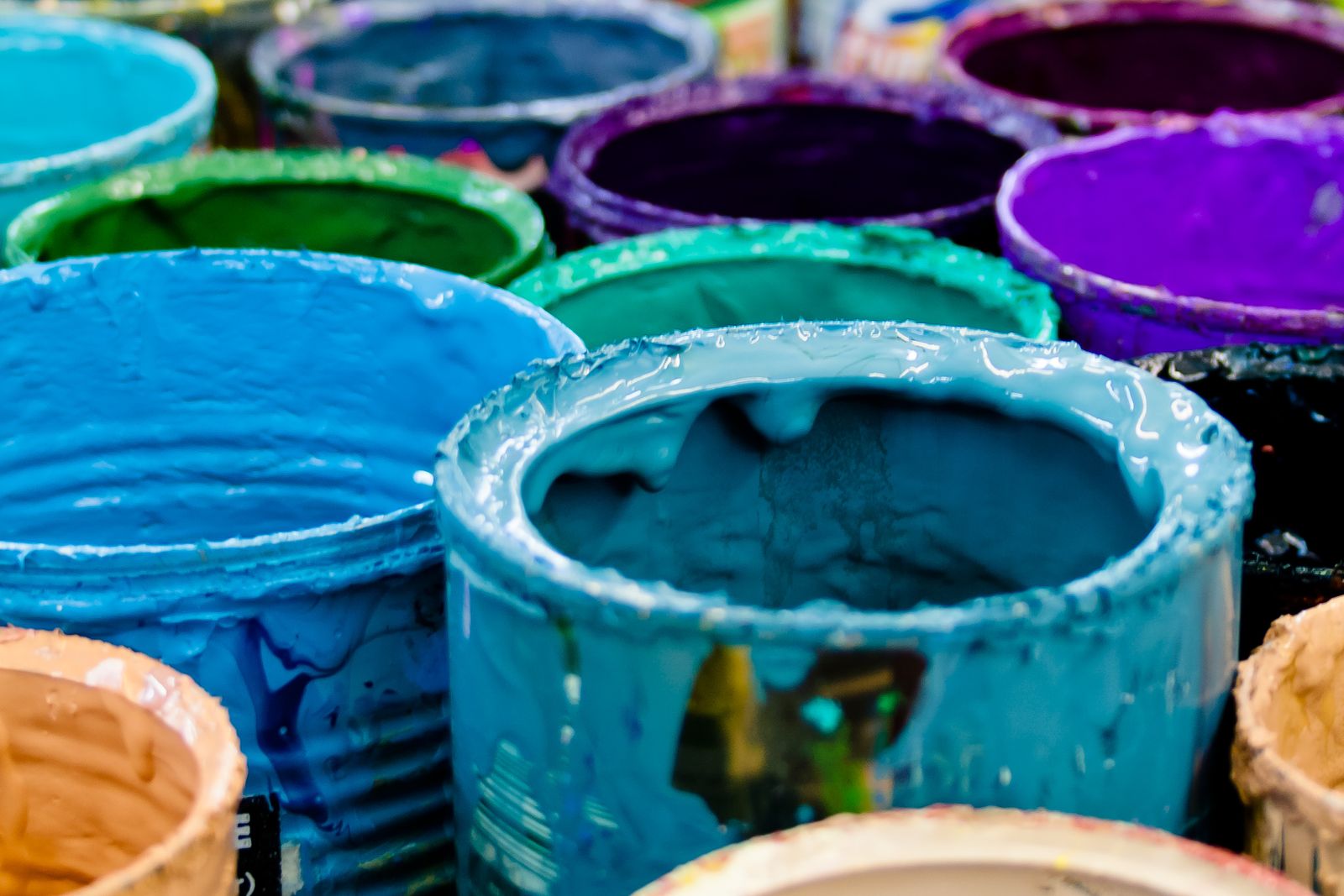 Conseil couleur et décoration intérieure à Bordeaux (pots de peinture colorés)