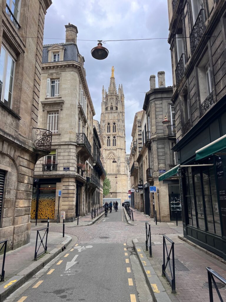 Façade en pierre à Bordeaux, rue Saint-André