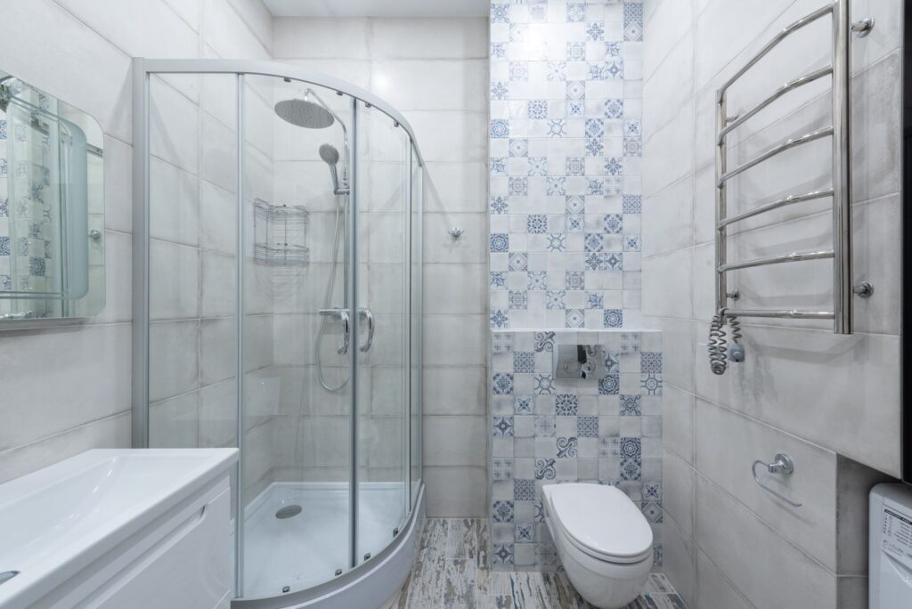 Salle de bain moderne, peinture et finitions